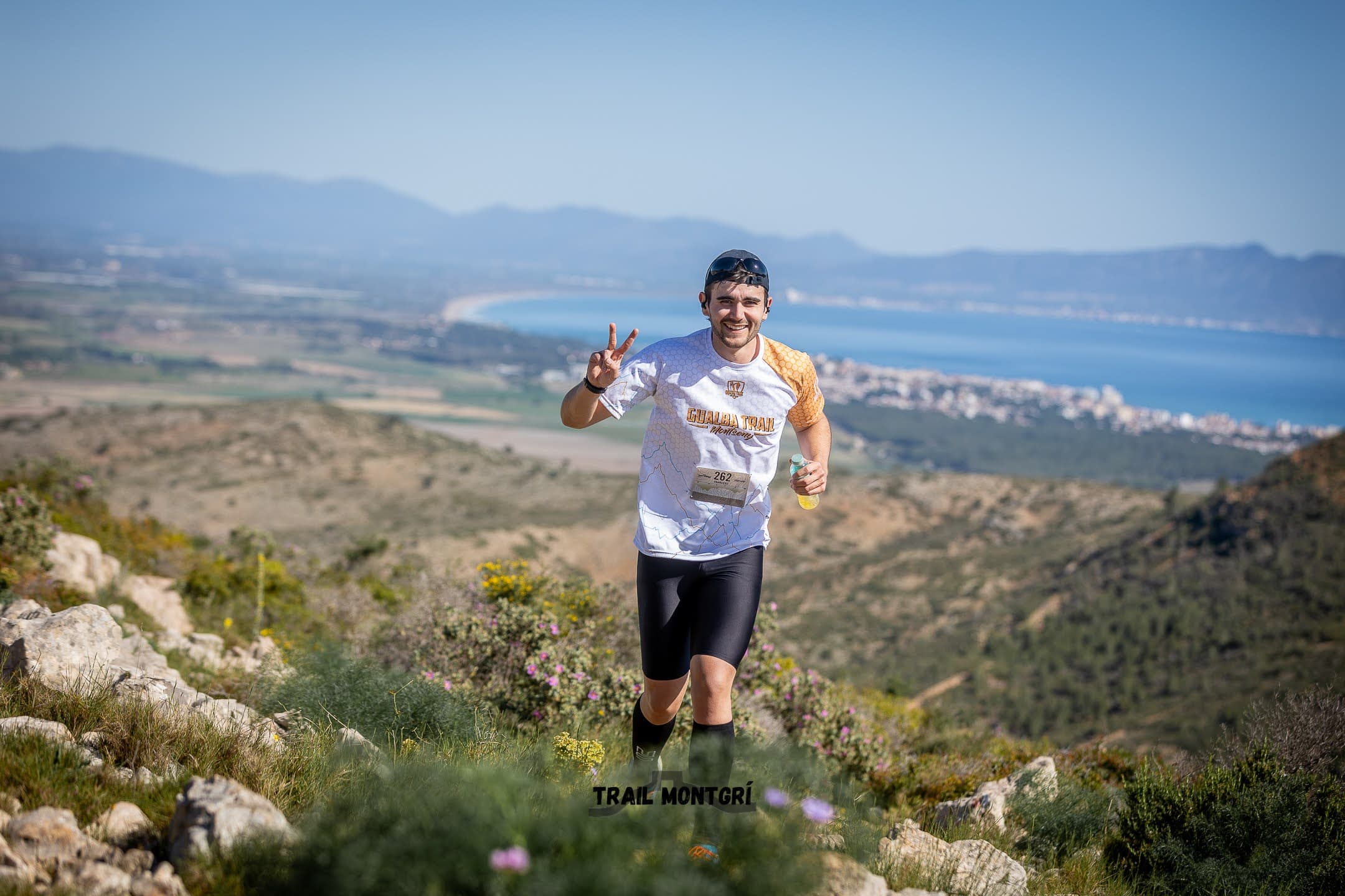 El fundador de TrailTrace corrent per la muntanya del Montseny, amb la carena de fons.