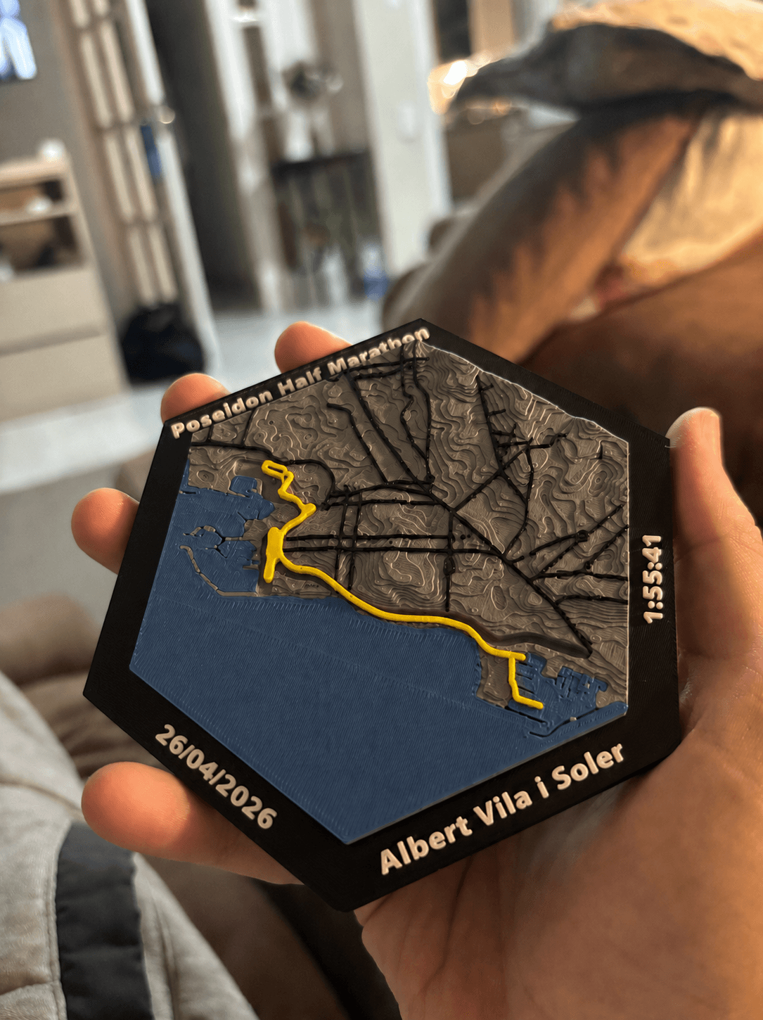 Relleu hexagonal de la Poseidon Half Marathon amb marc negre i dades gravades